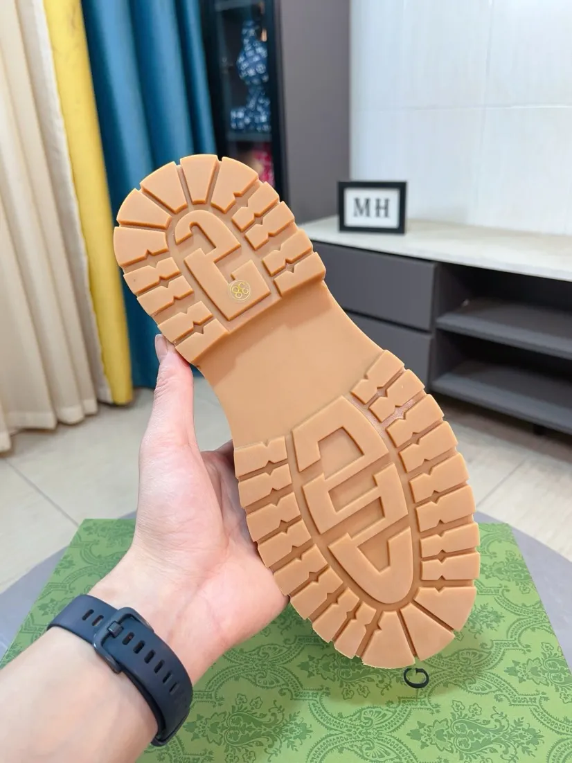 Men's shoes 💰540🌸🌸 (GUCCI) [cow lining plus velvet optional] [can be made without standard] New product Martin boots imported from Canada with full top layer high mercerized frosted fabric, punched using 3D digital technology, high-end and classy, ​​versatile to wear, full of three-dimensionality, close pictures will make you obsessed with the leather. You can't extricate yourself ~ the best on the market.          Fabric: Cowhide/Embossed Lining: Cowhide.          Please make a note when placing an order, sizes: 38-44 (37, 45, 46 can be customized and cannot be returned or exchanged) 5 colors available; black, gray, khaki, coffee, and earthy yellow